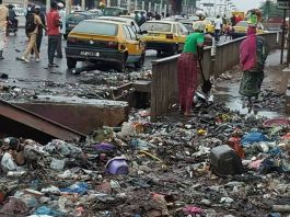 CONAKRY CROULE SOUS LES DÉCHETS