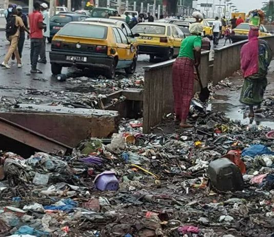 CONAKRY CROULE SOUS LES DÉCHETS
