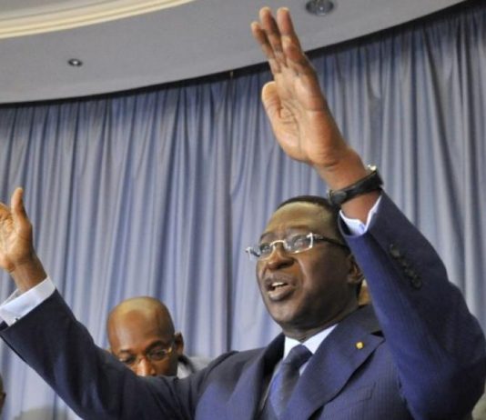 L’OPPOSITION DURCIT LE TON