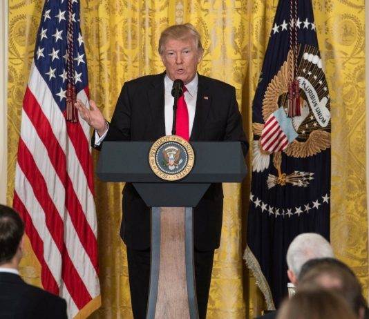 CONFÉRENCE DE PRESSE : TRUMP DROIT DANS SES BOTTES