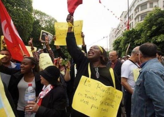 LE PARLEMENT ADOPTE UNE LOI CONTRE LE RACISME