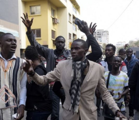 L’OPPOSITION MARCHE SUR LA TÊTE