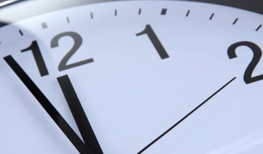 LE GOUVERNEMENT BIEN DÉCIDÉ À GARDER LE GMT+1