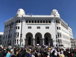 LES ALGÉRIENS BOUCLENT UN MOIS DE CONTESTATIONS POUR LE DÉPART DE BOUTEFLIKA