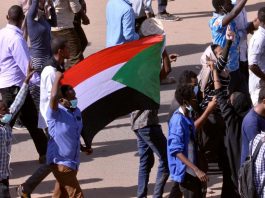 LES MANIFESTANTS RASSEMBLÉS POUR LE 4ÈME JOUR DEVANT LE QG DE L’ARMÉE