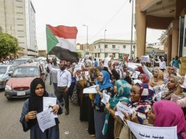 GRÈVE GÉNÉRALE POUR FAIRE PRESSION SUR LES MILITAIRES AU POUVOIR