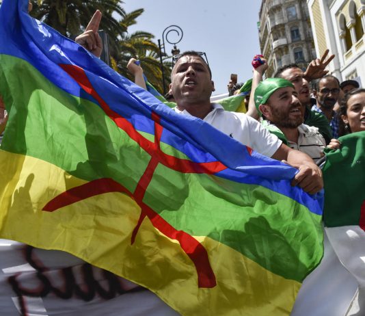 PORTER UN DRAPEAU AUTRE QUE LE « VERT-BLANC » MÈNE EN PRISON