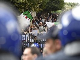 LE RÉGIME SE DURCIT : LA POLICE EMPÊCHE LA MARCHE ÉTUDIANTE, UNE PREMIÈRE