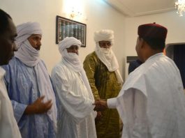LE PRÉSIDENT DU NIGER RENCONTRE DES CHEFS TOUAREGS DU MALI
