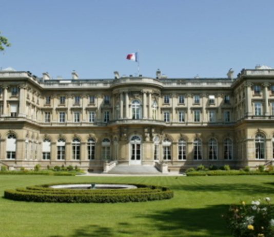 Un conseiller culturel de l’ambassade de France sévèrement battu