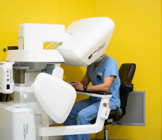 Santé : une première en Afrique, un patient angolais opéré à distance depuis les États-Unis