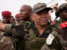 Le colonel Randrianirina prend les rênes du pays et rejette toute idée de coup d’État